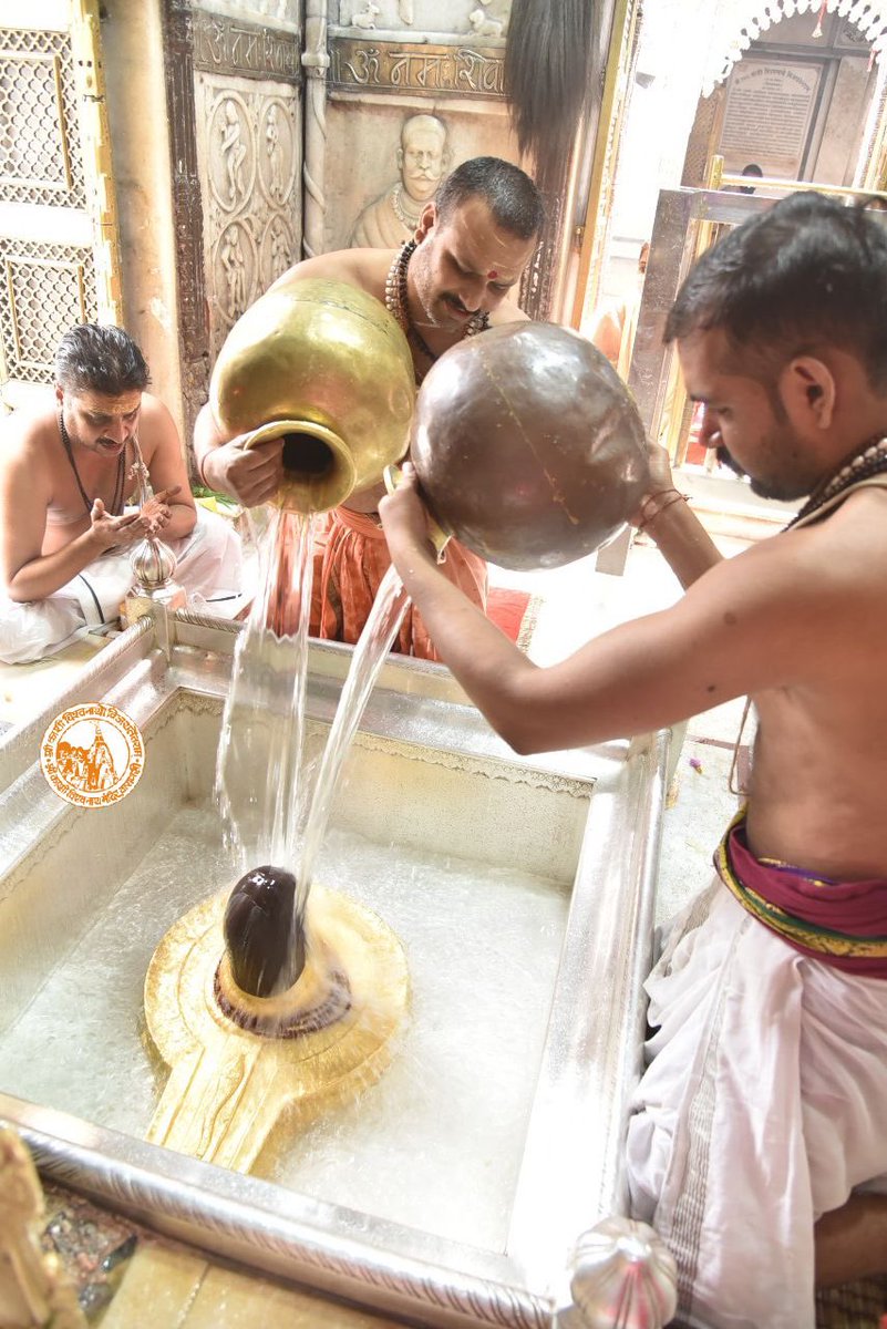आज दिनाँक 23-10-2020 को श्री काशी विश्वनाथ मंदिर के दोपहर भोग आरती के दर्शन।
#ShriKashiVishwanath #Shiv #Mahadev #Baba #Temple #Nyas #darshan #blessings #BhogAarti #Varanasi #Kashi #Jyotirlinga https://t.co/HSGrUQpZXS