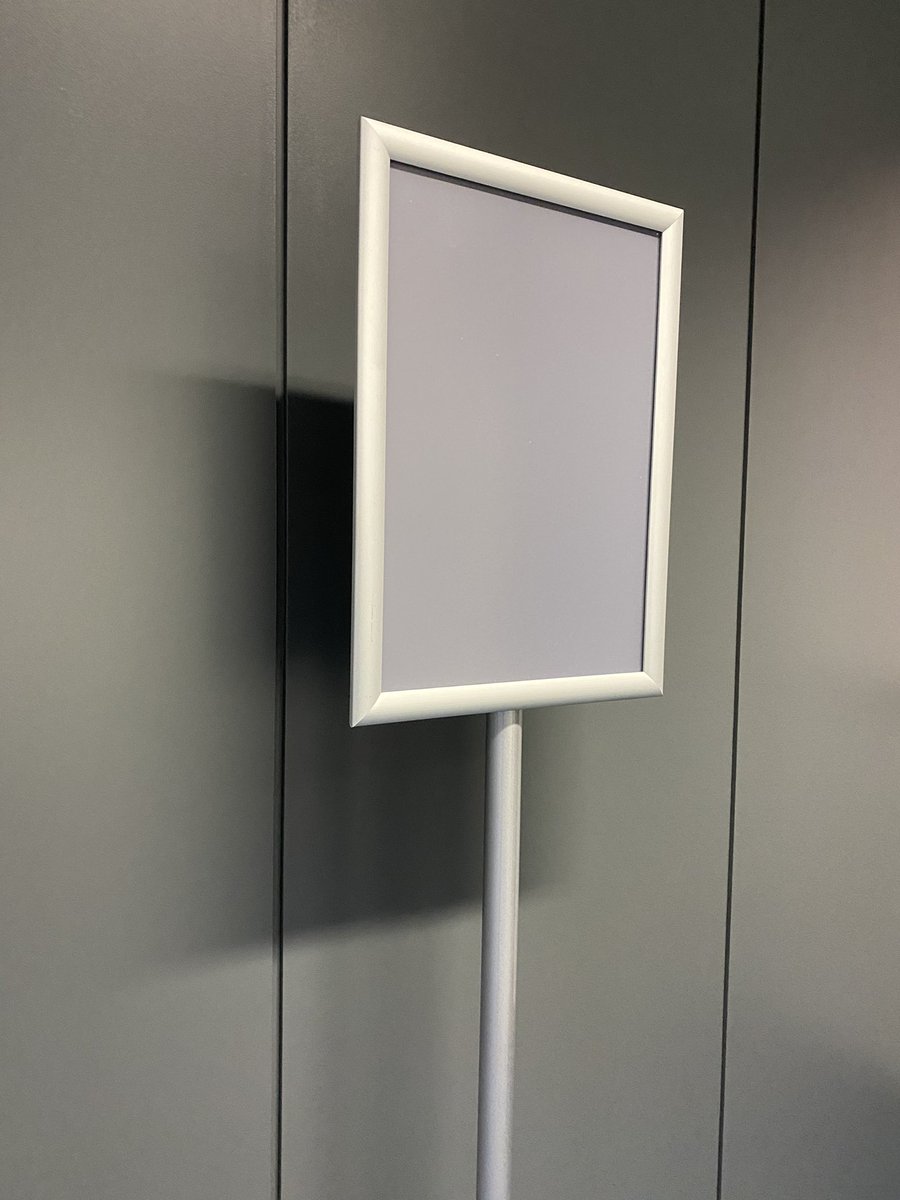 menoorbv's tweet photo. Op zoek naar een oplossing voor tijdelijke mededelingen? Wij leveren verplaatsbare standaards met klik lijst, en uit voorraad. RAL9006 gespoten @menoorbv https://t.co/7jvbBwNIs2