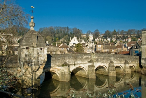 Did you know the beautiful town of Bradford-on-Avon is only a four minute drive from our hotel? The town's canal, historic buildings, shops and pubs make it popular year round with tourists. 

#moonrakerhotel #travel