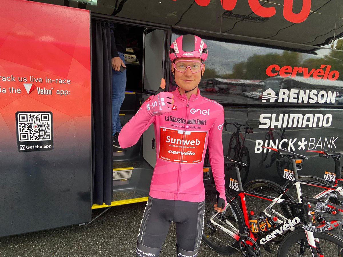 💗💗💗 @W1lcokelderman looking fresh in his special pink @lazersport Bullet helmet and @rokasports Matador glasses at the #Giro🇮🇹😎