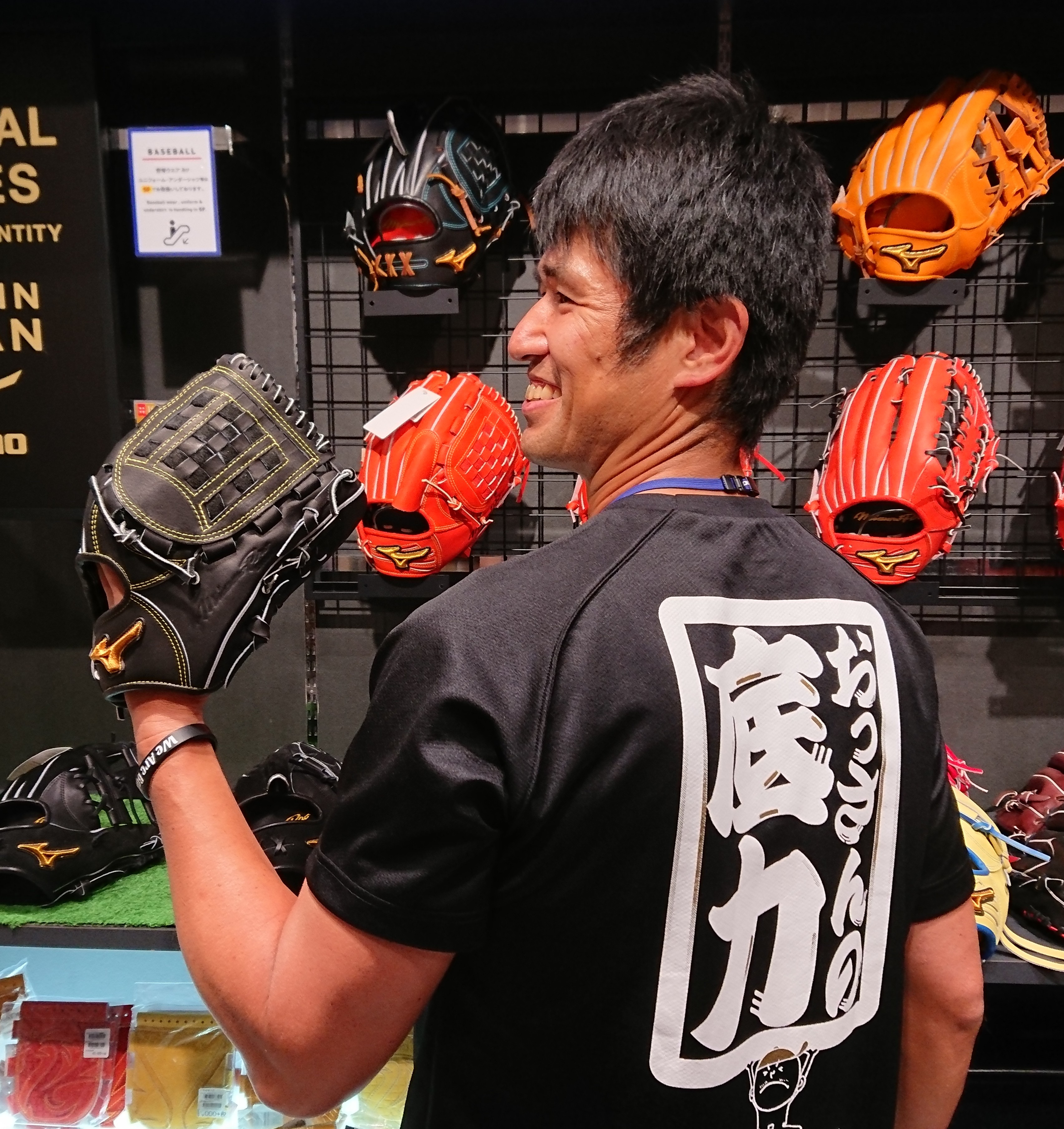 Mizuno Osaka 野球 オーダーグラブ 担当スタッフ紹介 オーダーグラブ相談なら島内博史 自称現役投手 上宮高校出身 カナダ独立リーグ経験も有り豊富な知識を持ってます グラブの使い方でパフォーマンスも変わる ご来店の際はお気軽にお声掛け