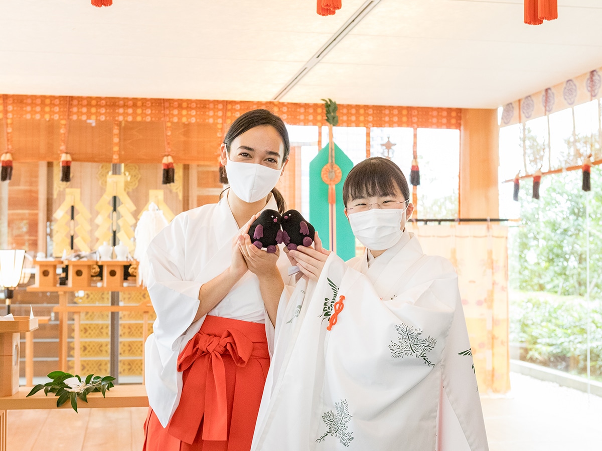Mulboyne's tweet photo. A Kagurazaka firm has created a mole mascot called モグハル (Moguharu). 500 attended a service at Akagi Jinja praying for their popularity. The shrine said it's the first time they had seated that many attendees, and noted they were very quiet. https://t.co/bPGS0e7IeS https://t.co/a8n5qoF19g