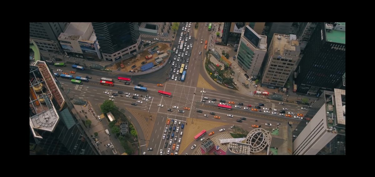 3. This part is also in Gangnam district, called "Gangnam Sageori (4-way intersection). Under this is the Gangnam subway station (Line 2+Shinbundang Line), which also forms a vast underground shopping area.