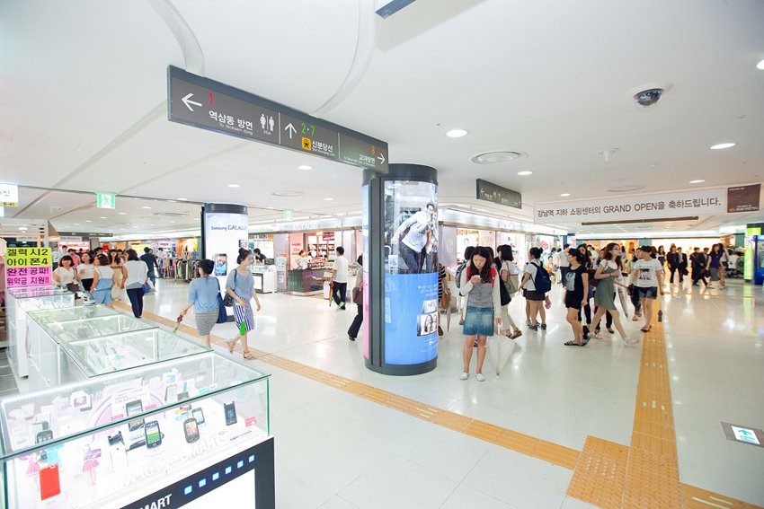 3. This part is also in Gangnam district, called "Gangnam Sageori (4-way intersection). Under this is the Gangnam subway station (Line 2+Shinbundang Line), which also forms a vast underground shopping area.