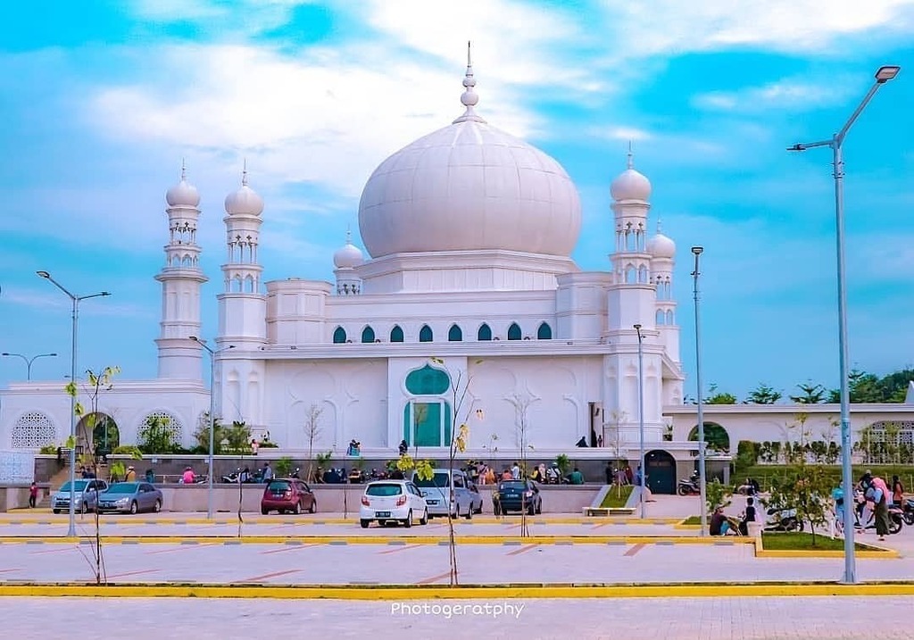 infodepok_id's tweet photo. Masjid Ash-Shiddiq terletak diperbatasan Cikeas dengan Akses Tol Cimanggis sekarang masjid ini sudah dibuka untuk umum. Ada yang sudah mampir untuk sholat?
via @geratno
#exploredepok #kotadepok #infodepok #instanusantara #instasunda #jumatmubarak #jumaโฆ https://t.co/lhq8vot5xy https://t.co/xeR9xVG6zC