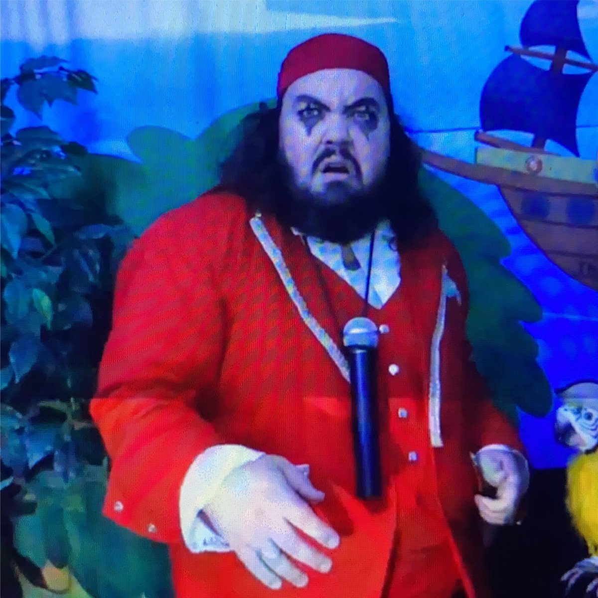 RealCapnDerek's tweet photo. Getting ready for #CapnDereksSpookyIsland this Sunday at 1pm PT (4pm ET)! Email TheMagicofDDH@gmail.com for the link. #magicshow #magic #pirate #comedy #halloween #spooky #captainderek https://t.co/uhMq5QNvOz