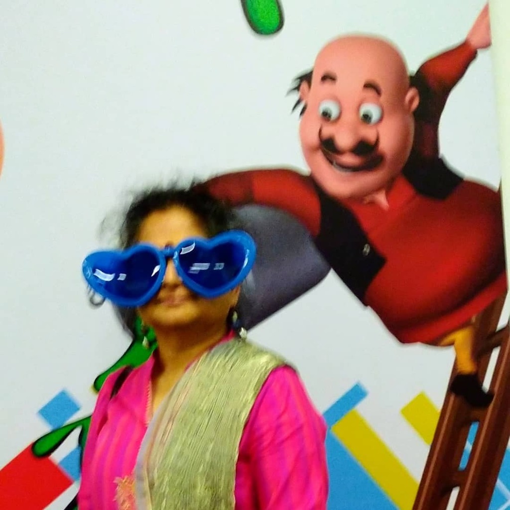 We were having fun going through our photo albums and well, photos like these just set us off, laughing our heads off, what with my penchant for the bizarre. Those heart ❤️ shaped glasses were too comic to resist. And what a coincidence--that background!… https://t.co/XiRFr042xj https://t.co/GqpgSYRZLW