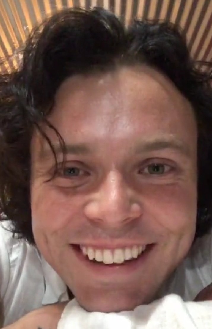suprsbloom's tweet photo. NAMORAL ENTENDA ASHTON 
VOCE É O AMOR DA MINHA VIDAAA https://t.co/tScgdFq2Tz