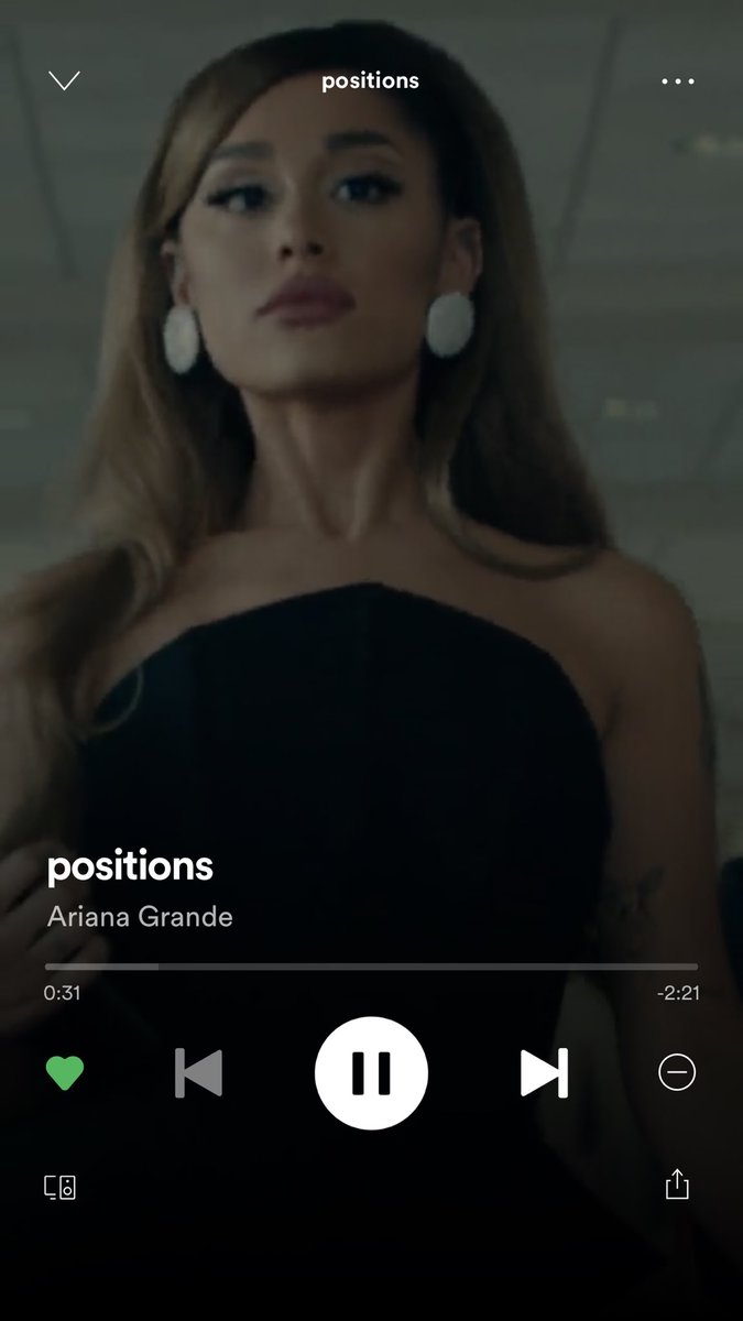 Helenapfdez's tweet photo. me he levanto a las seis de la mañana para ver esto? si😍 @ArianaGrande #POSITIONS https://t.co/sljhiFHeUn