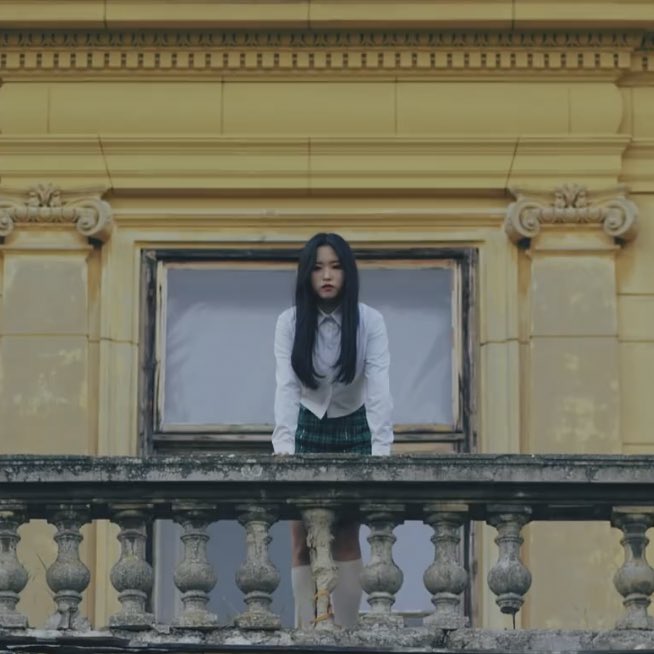 So now Jinsoul is bitter and has a vendetta against Yves. So now she wants to get back at her. But she probably can't do it alone. So eventually she finds someone on the same boat as her.And thats none other than the girl who got left behind