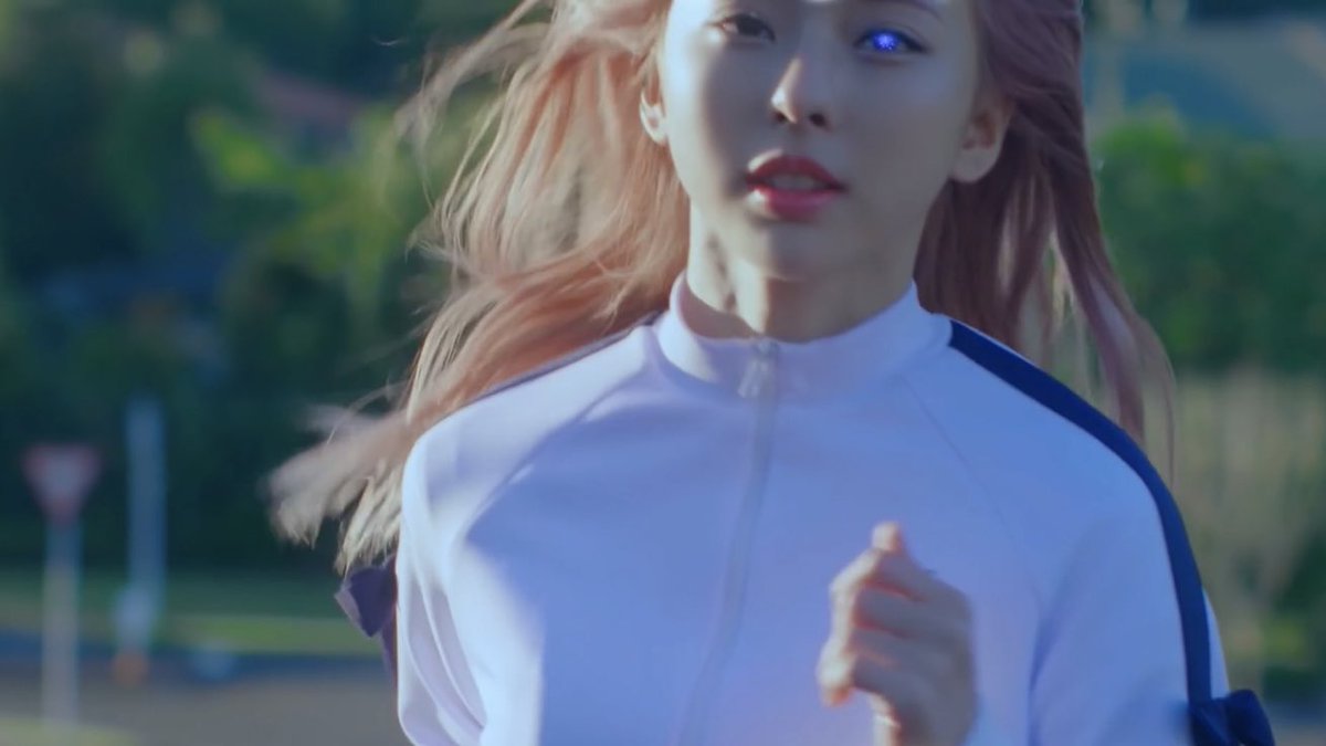 Going back to what I said earlier about how maybe she wants Vivi for something else. Not only was Jinsoul interested in her as a lover but also because of the fact that maybe Vivi used to be part of Middle Earth cuz of her eye in L&L and her power