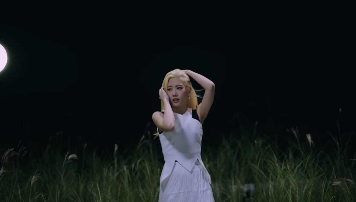 By this time already, Jinsoul has already stolen KimLip's power. Here you can see KimLip looks lost and distressed probably because Jinsoul stole her power and is starting to separate everyone, including OEC as shown with the three colorless moons surrounding her