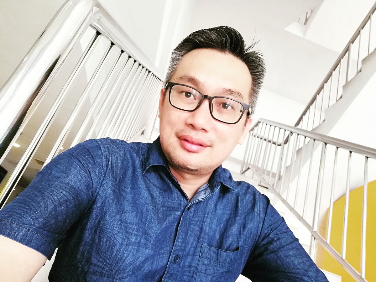 Whartzecon's tweet photo. 等着下一个家伙，先找个楼梯垫着体重。 https://t.co/uC10GfTsn5