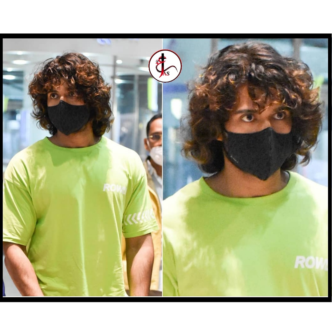 jasmediatelugu's tweet photo. @TheDeverakonda returns to hyderabad after a shoot visit to mumbai
For more updates follow @jasmediatelugu
#vijaydevarakonda #rowdy #arjunreddy #thecomrade https://t.co/r2x90KBE21