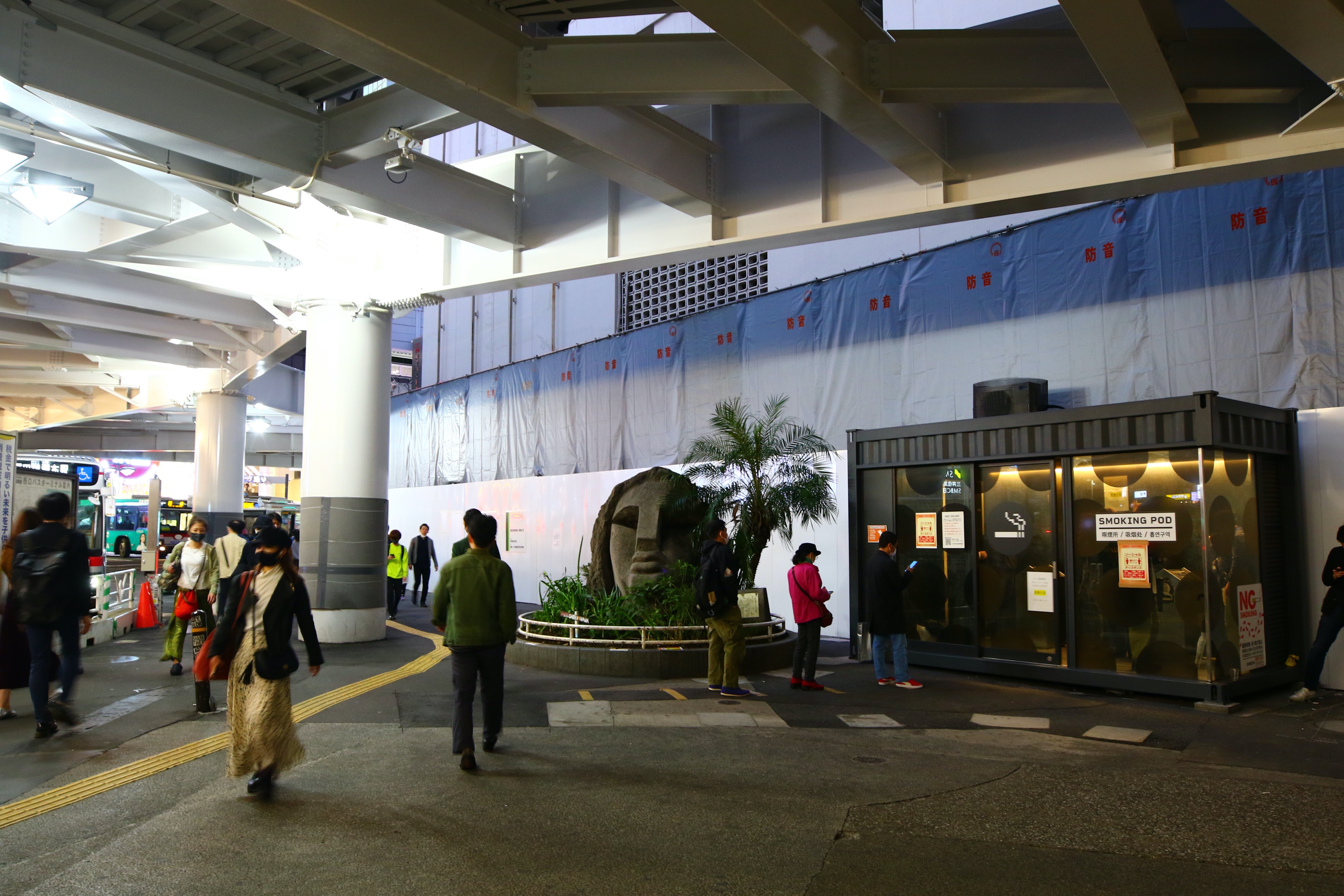 Shibuya Archives 東横店解体への動き17 西館モヤイ像裏に設置された仮囲いは上へと広がり 既に5階まで覆っています 南館側や八高広場側では大きな変化は見られません T Co Vvh3deetxq Twitter