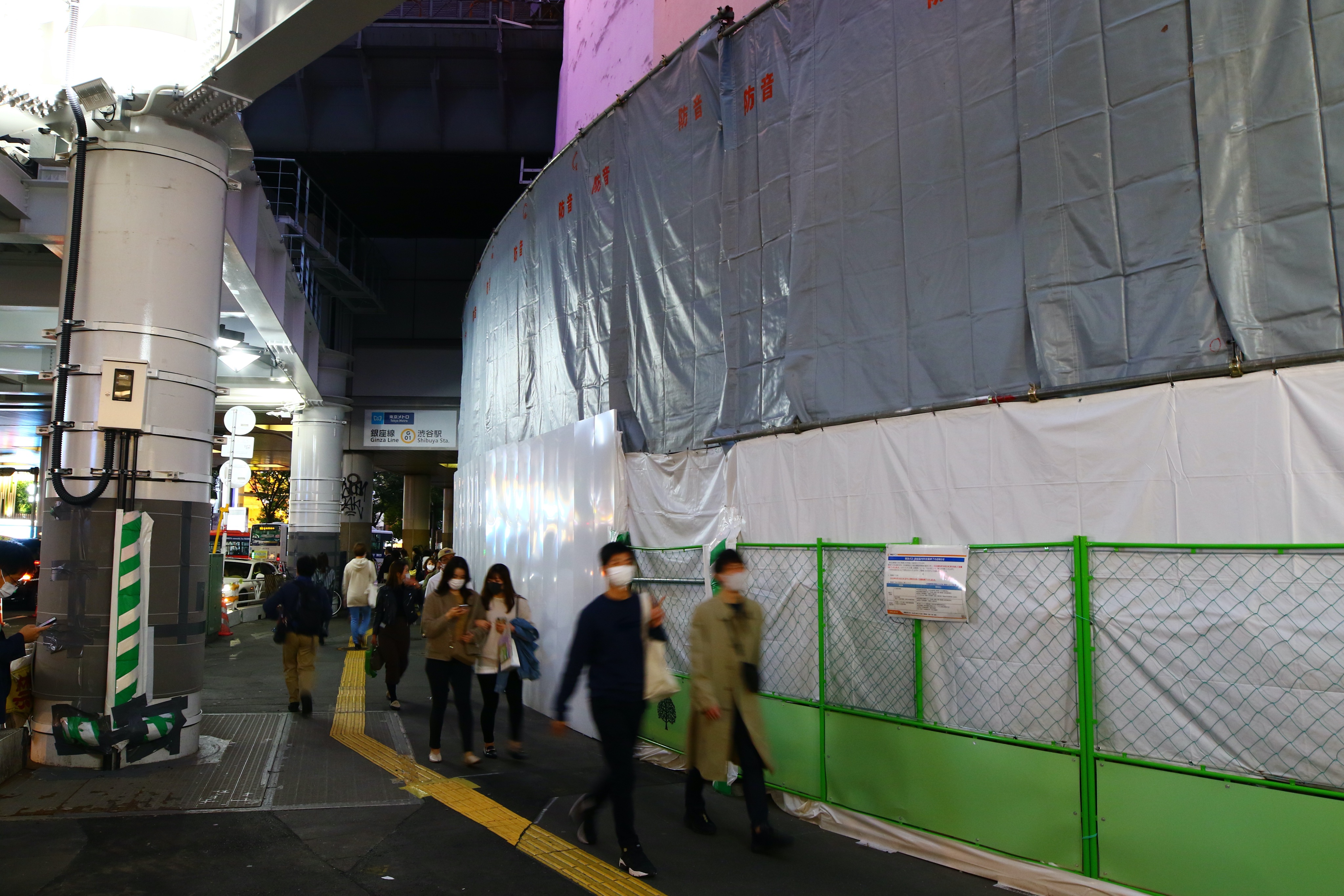 Shibuya Archives 東横店解体への動き17 西館モヤイ像裏に設置された仮囲いは上へと広がり 既に5階まで覆っています 南館側や八高広場側では大きな変化は見られません T Co Vvh3deetxq Twitter