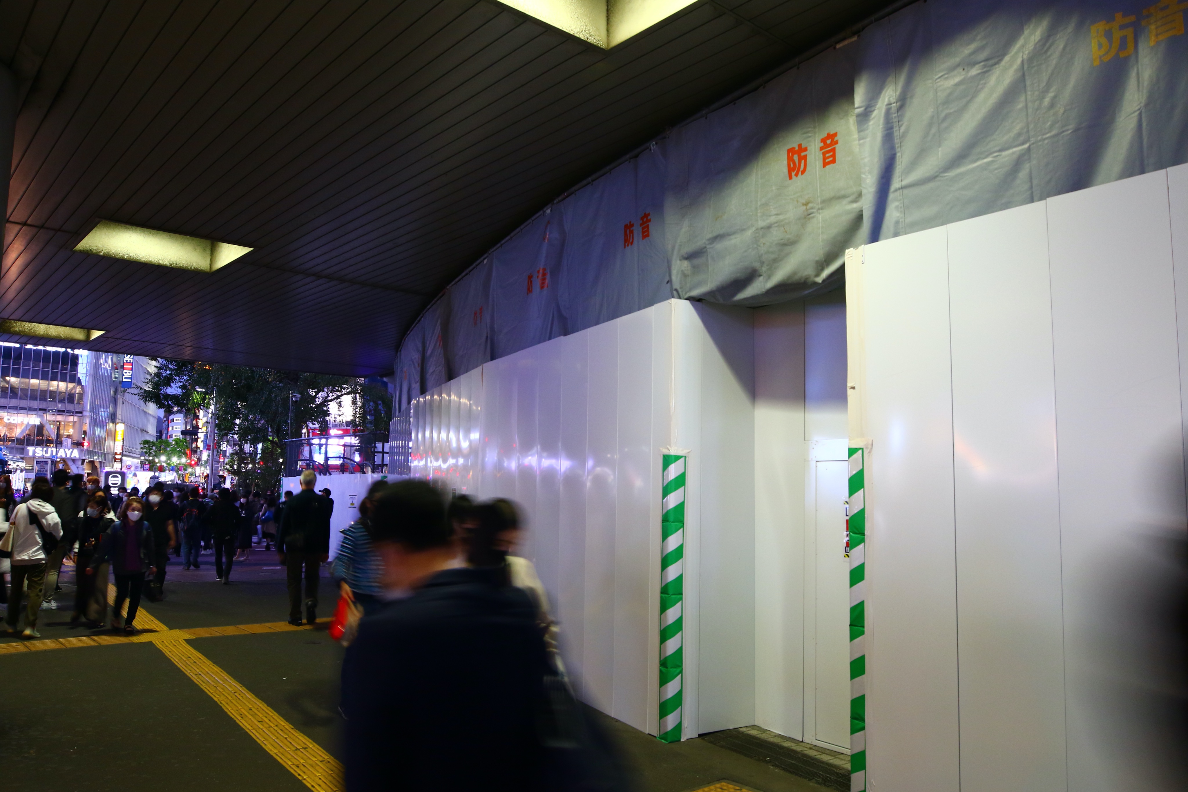 Shibuya Archives 東横店解体への動き17 西館モヤイ像裏に設置された仮囲いは上へと広がり 既に5階まで覆っています 南館側や八高広場側では大きな変化は見られません T Co Vvh3deetxq Twitter