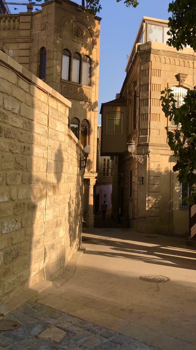 Dönüp duran bir çark
Akıp giden bir zaman
Yine, yeniden bir sabah
"Günaydın yaşamak."

Nazım Hikmet