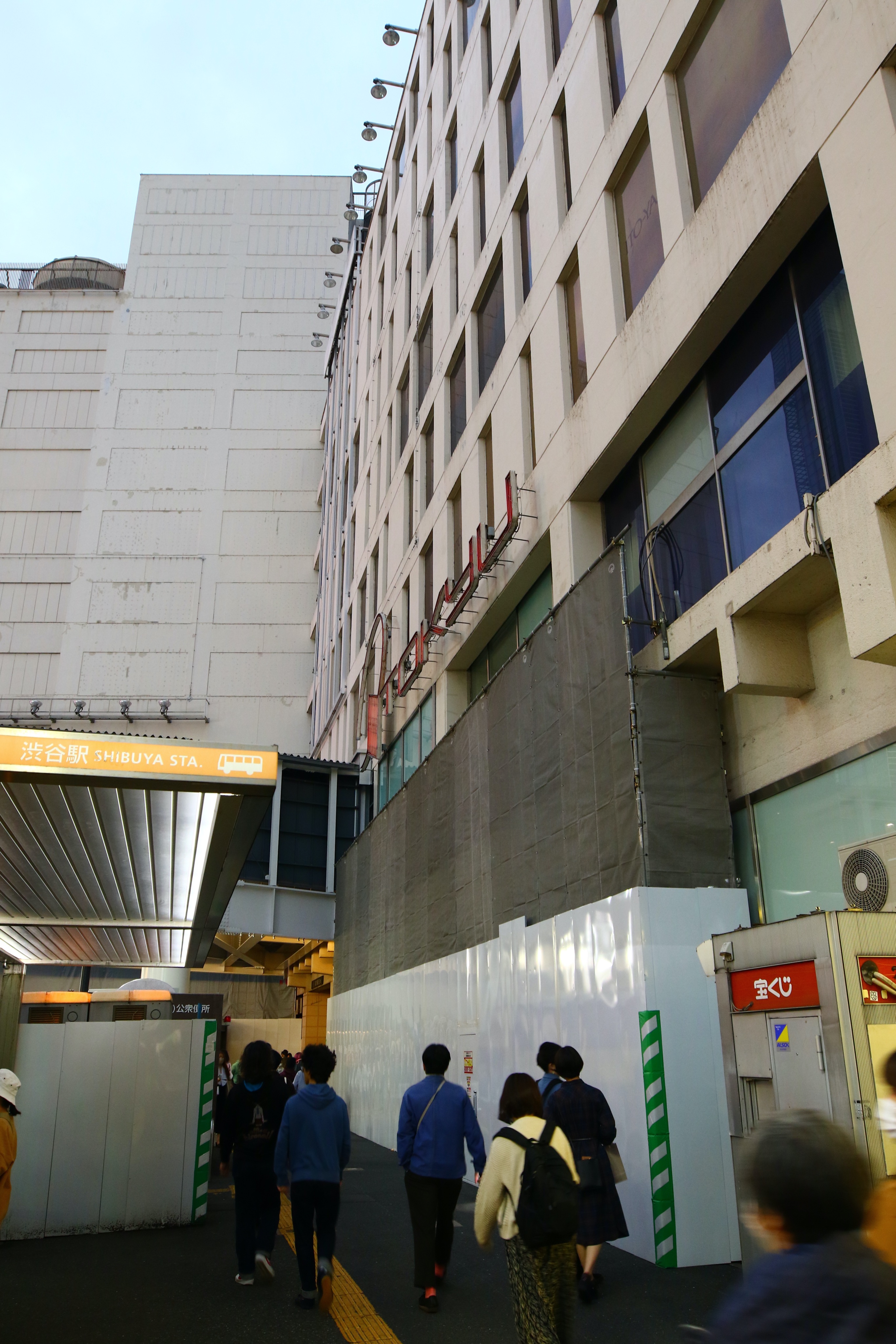 Shibuya Archives 東横店解体への動き17 西館モヤイ像裏に設置された仮囲いは上へと広がり 既に5階まで覆っています 南館側や八高広場側では大きな変化は見られません T Co Vvh3deetxq Twitter