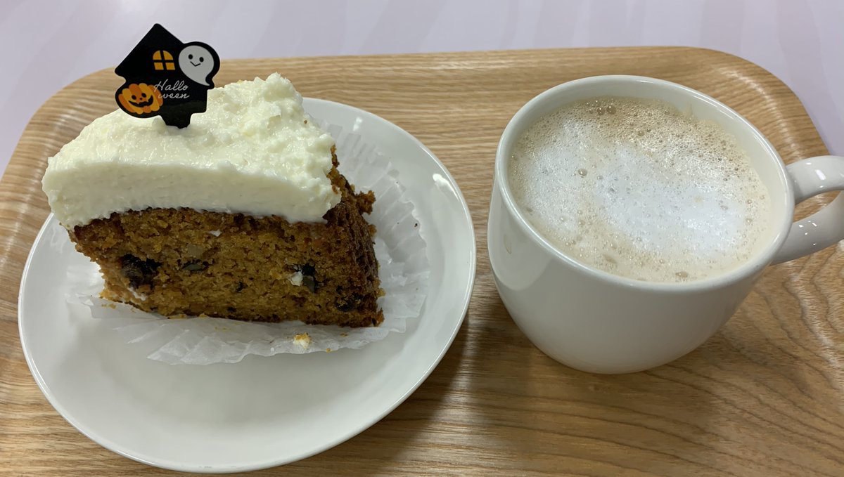 めぐカフェめぐちゃん キャロットケーキとカフェオレのセット 550円です シナモンやクローブのいろんなスパイスと分厚いクリームチーズで食べ応え満点 ケーキセットはケーキとお飲み物で50円引きです カフェタイムは16時まで キャロットケーキ