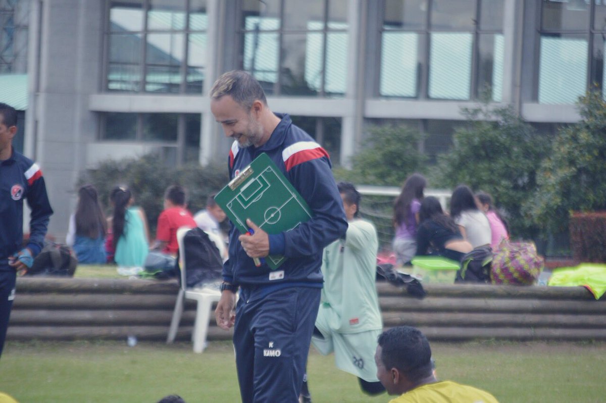 "Todo viajero es la mitad de sí mismo. 
No hay lugar en los aviones para llevar las cosas que lo completan. Esquinas, gestos, personas, vientos, olores, tapiales, saludos, colores y miradas no caben en las valijas."

Negro Dolina .