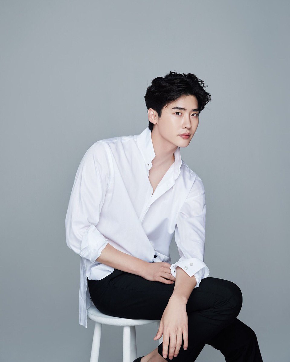 Which kdrama did you meet: #LeeJongSuk 