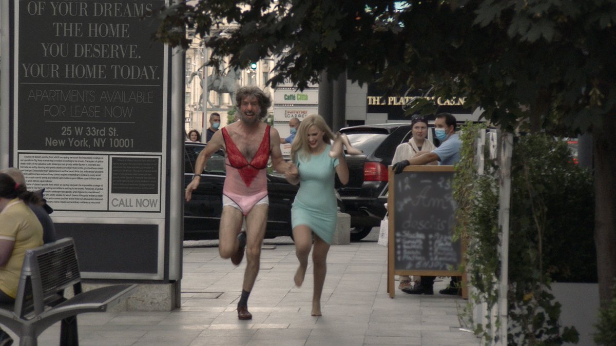 Il y a des séquences ahurissantes dans #Borat2, qui révèle une jeune actrice (Maria Bakalova) tout aussi hilarante que Sacha Baron Cohen. Un film surprenant, très différent du premier, plus consistant du point de vue de la narration, avec aussi une bonne dose de... tendresse ? https://t.co/gqZCsKzrLV