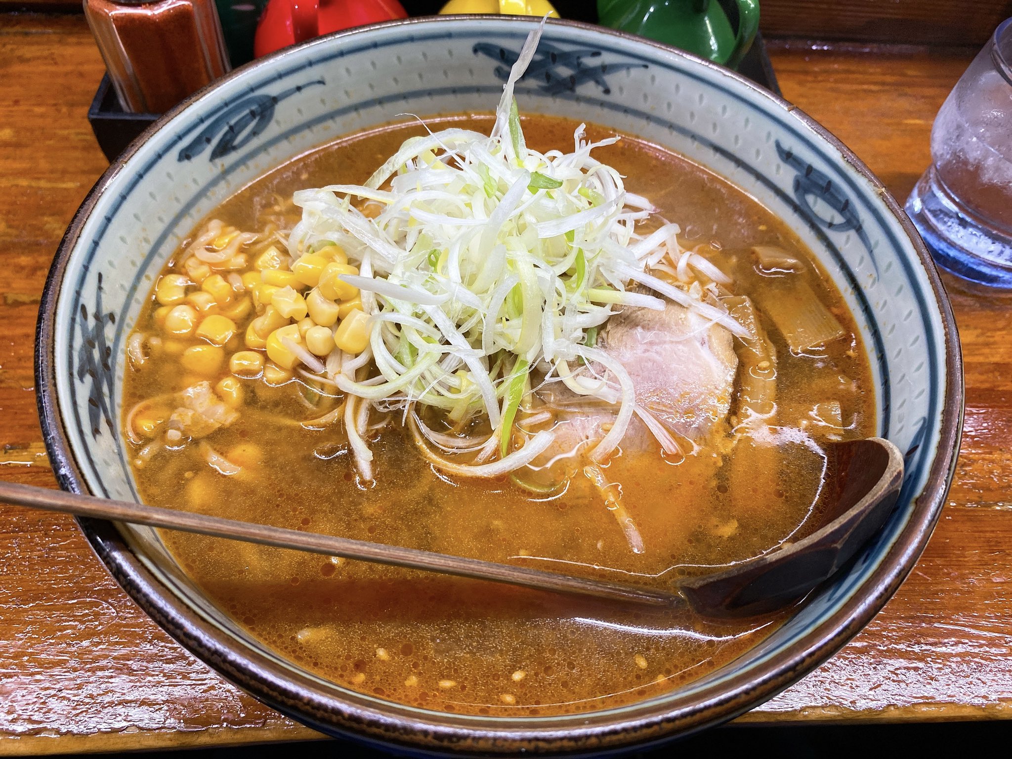ひよ ひよひよラーメン会 紅水ラーメン スープは少しピリ辛でコーンの甘みとすごくマッチする 麺は手作り麺みたいなちぢれ麺で どちらかというと柔らかめ 餃子は皮を破くと豚の甘い脂が出てきてめちゃくちゃ美味しかった 女の人が営んでる喜多方
