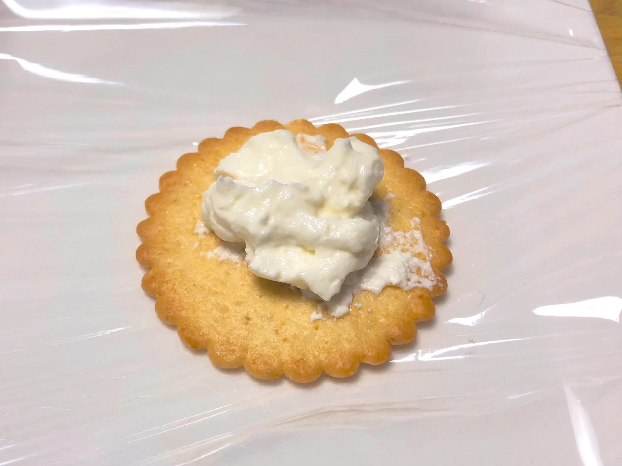 「ヨーグルト」+「東ハトハーベスト」＝「クリームチーズ風味ミルフィーユ」になる