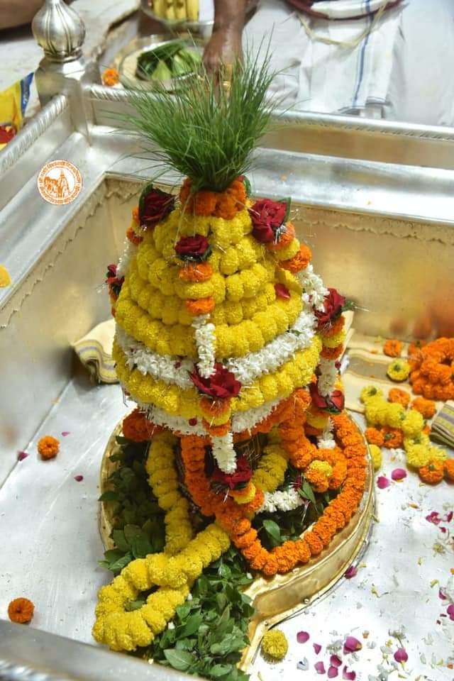आज दिनांक 23 -10-2020 शुक्रवार के श्री काशी विश्वनाथ ज्योर्तिलिंग जी के प्रातः मंगला श्रृंगार आरती एवं दूग्ध अभिषेक के पावन व दिव्य दर्शन
#ShriKashiVishwanath #Shiv #Mahadev #Baba #Nyas #ManglaAarti #darshan #blessings #Varanasi #Kashi #Jyotirlinga
#हर_हर_महादेव 📿🙏🙌 https://t.co/H9xvHfkBEv