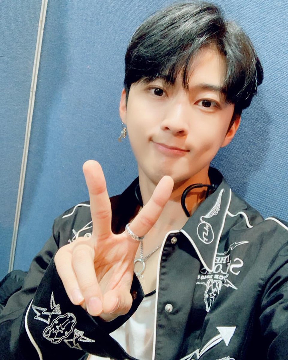 Vav_tw's tweet photo. ‹ ®... ♬ Hi! ᥕe αre 𝕍𝔸𝕍; 𝙎𝙤𝙣𝙜 𝙤𝙛 𝙩𝙝𝙚 𝙙𝙖𝙮. › #WJSNLS ❜
#INOSUKE: Siendo un ser de felicidad pura, me encuentro muy feliz de decir que ya tengo mi UZZU BONG, de tanto llorarle al jefe, me lo dio al final. A que esta bonito verdad? Lo amo y las amo. https://t.co/4ElKgnClwF
