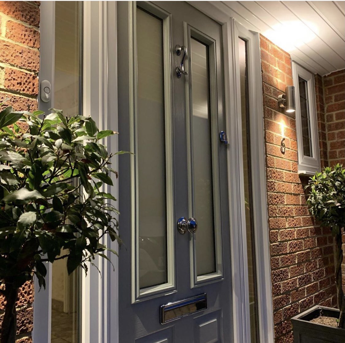 WindowanddoorNE's tweet photo. The @SolidorLtd Edinburgh in Painswick, with side panels, fitted by @WindowanddoorNE for another happy customer! #solidor #timberdoors #painswick #entrancedoors #doorcentrene https://t.co/bxnSe61i6g