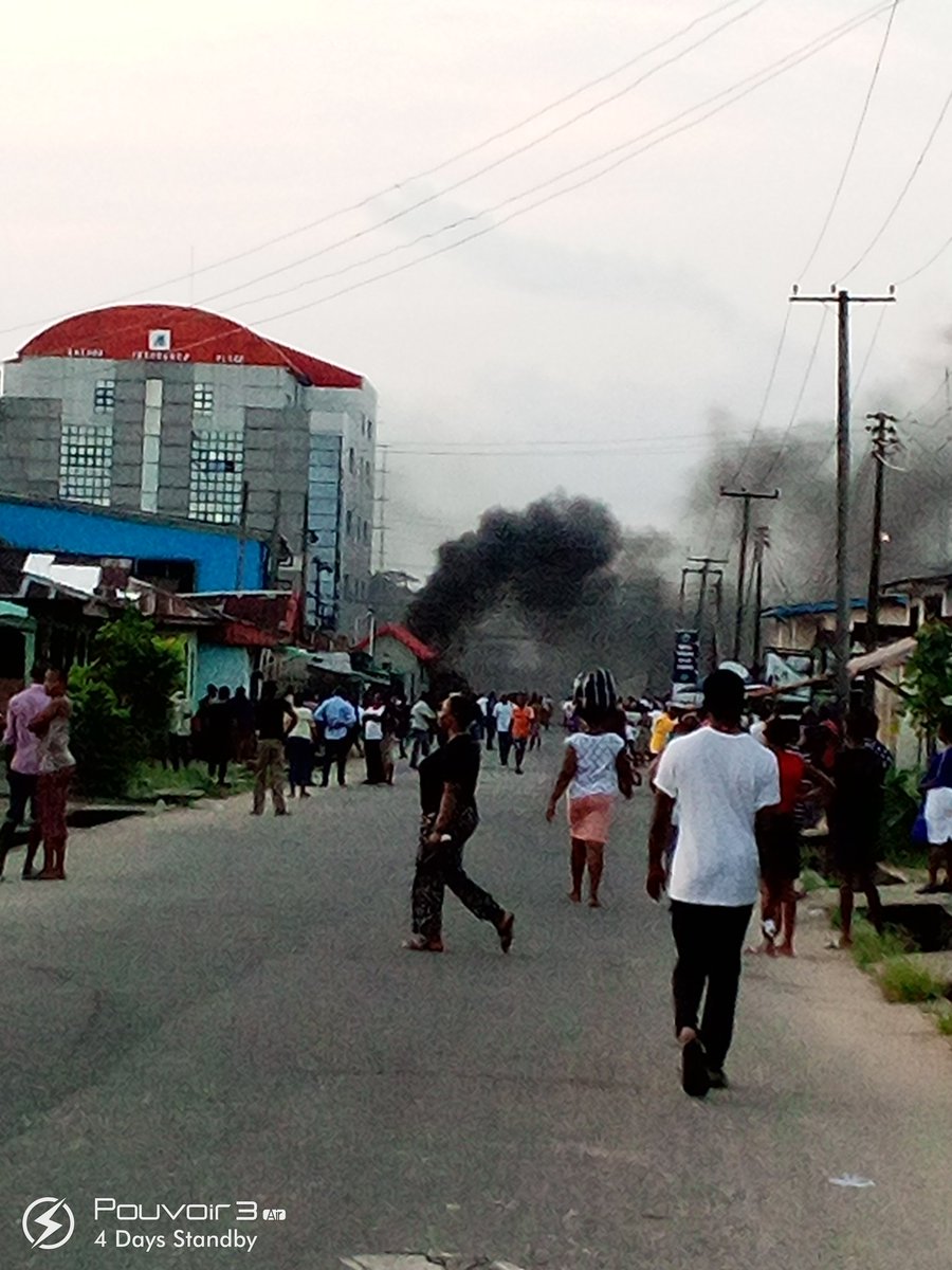 SomvikV's tweet photo. Uyo 
Akwa Ibom state.
Anchor insurance company on fire.
God please safe us🙏🙏 https://t.co/YlNs2aRNfG