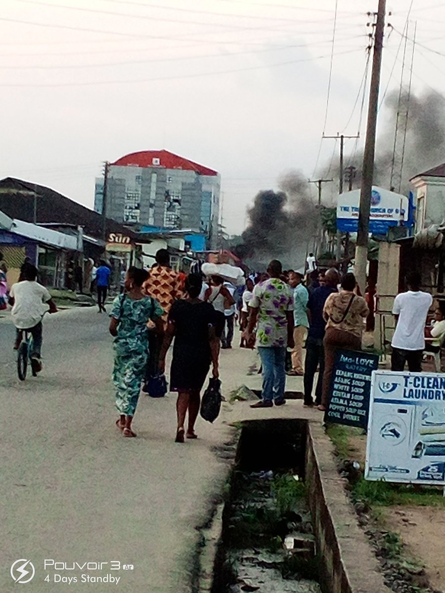 SomvikV's tweet photo. Uyo 
Akwa Ibom state.
Anchor insurance company on fire.
God please safe us🙏🙏 https://t.co/YlNs2aRNfG
