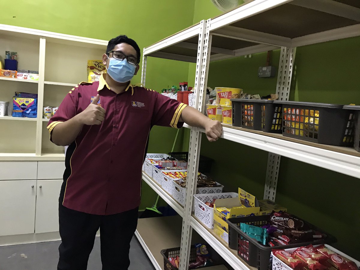 HaziqHishamudin's tweet photo. 22 Oktober 2020 

Hari ke-2 The Pantry (Foodbank) beroperasi di UiTM Kampus Alor Gajah.

Kepada semua pelajar UiTM KAG yang memerlukan, anda boleh hadir ke The Pantry pada setiap hari Selasa &amp; Khamis (5pm - 7pm)😊.

#ExcoKebajikan
#MPPCare
#MPPKAG1920
#SiswaJagaSiswa https://t.co/SkNpoNDwsU