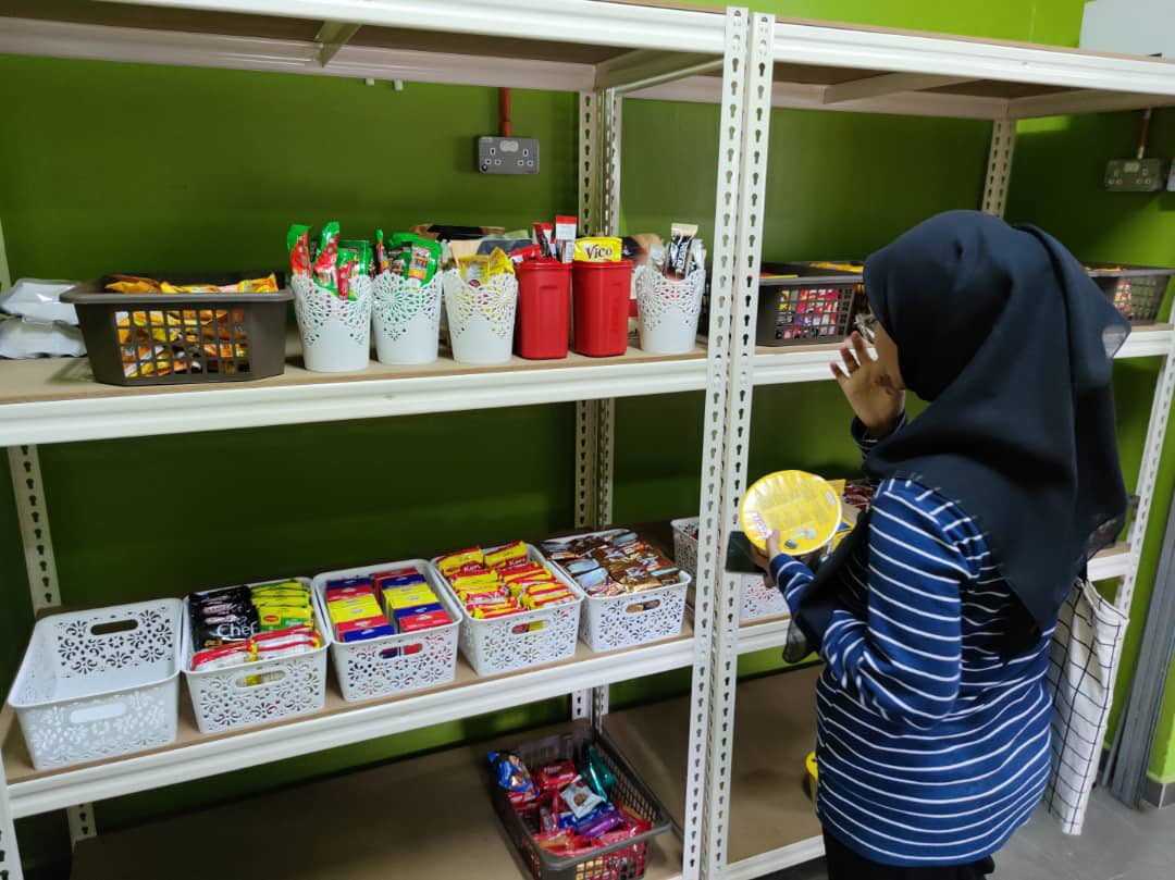 HaziqHishamudin's tweet photo. 22 Oktober 2020 

Hari ke-2 The Pantry (Foodbank) beroperasi di UiTM Kampus Alor Gajah.

Kepada semua pelajar UiTM KAG yang memerlukan, anda boleh hadir ke The Pantry pada setiap hari Selasa &amp; Khamis (5pm - 7pm)😊.

#ExcoKebajikan
#MPPCare
#MPPKAG1920
#SiswaJagaSiswa https://t.co/SkNpoNDwsU