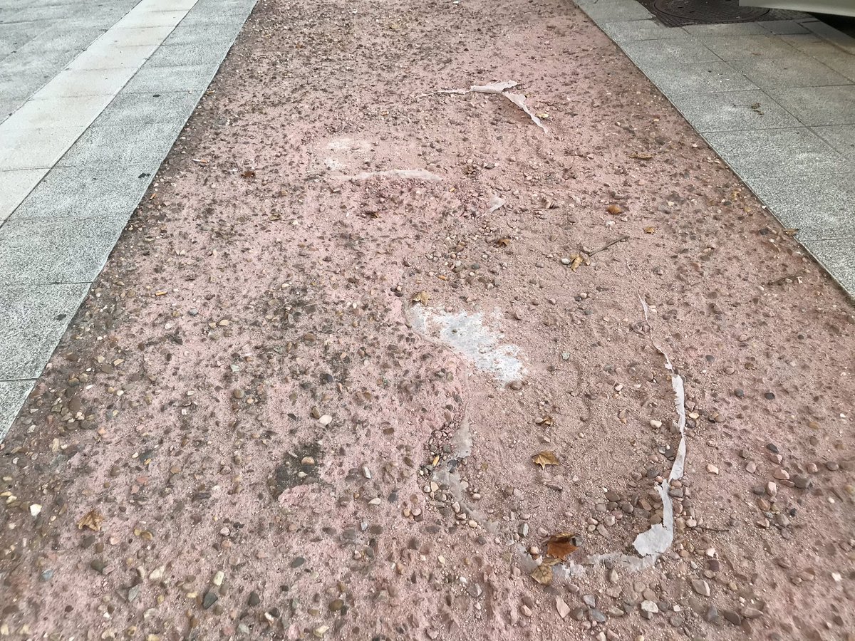 Garrintxa1's tweet photo. @Lineamadrid Ese es el estado de los carriles bici en el PAU de Carabanchel desde hace diez años. Avenida de la Peseta y calle Patrimonio de la Humanidad https://t.co/RzUi1b56lq