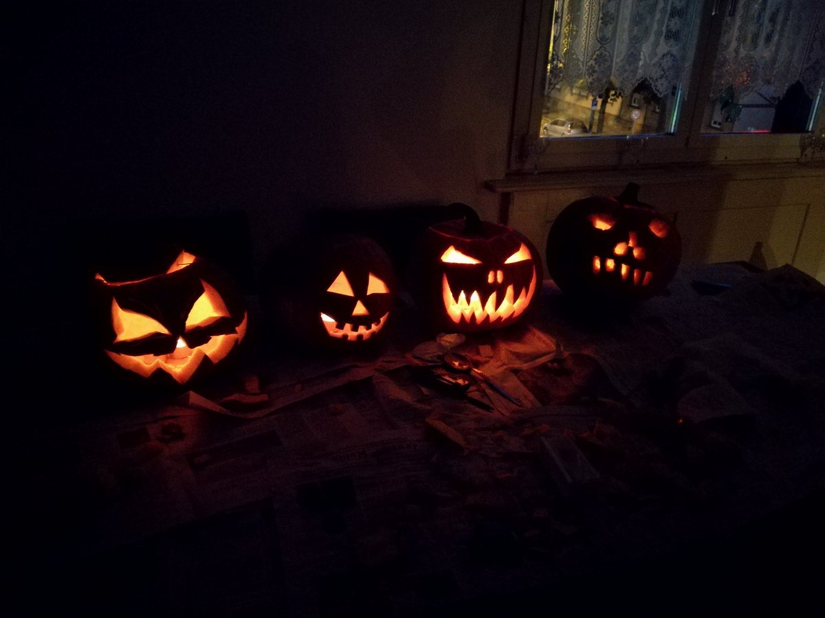 BuchEulchen's tweet photo. Wir rocken jetzt alle diesen Freitag und dann ist Wochenende! 
Gruselige Oktober-Kürbisgrüße an alle! https://t.co/YJXP9ZyQ7M