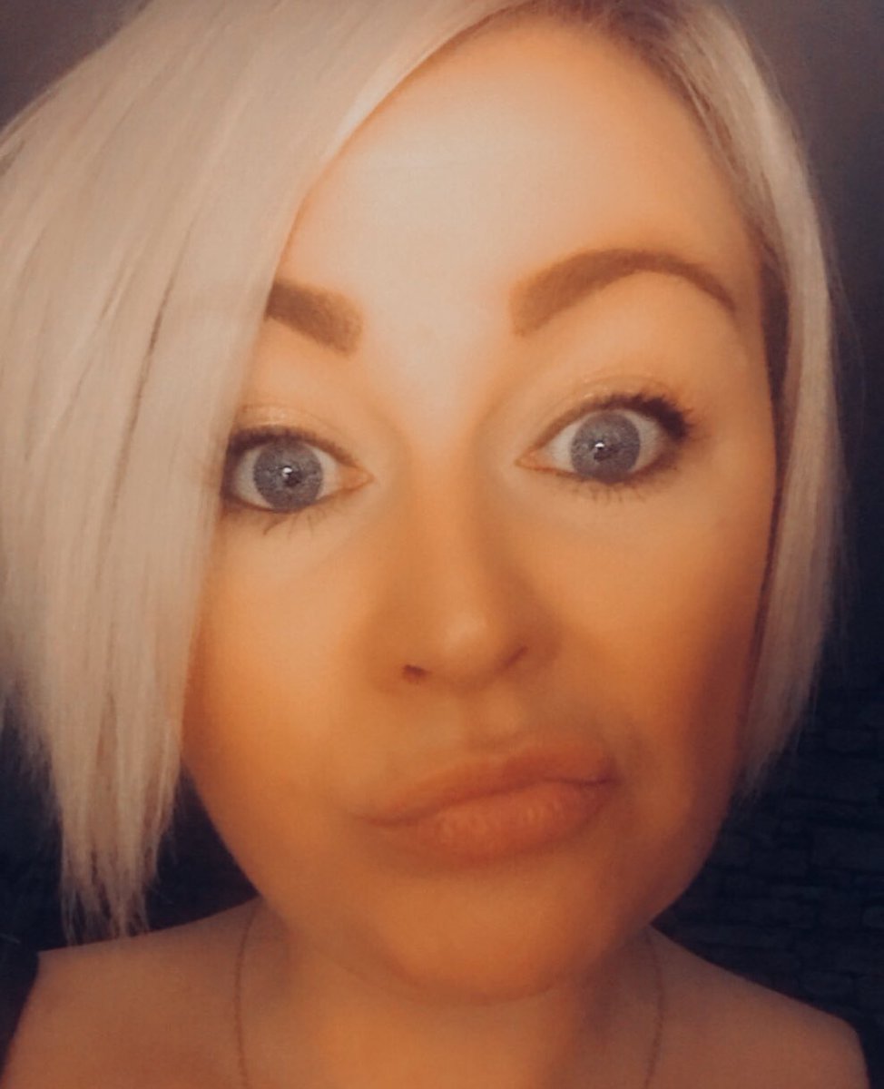 AnniexxKaren's tweet photo. #FridayMorning #WorkFaceOn #TheWeekendHasLanded 💋 https://t.co/5VEy8FAenZ