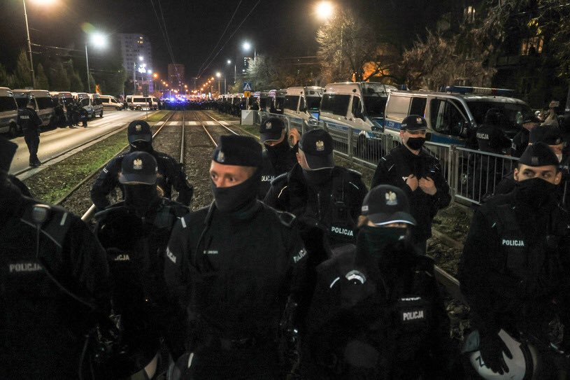 After the protest at the PIS headquarters the protesters made their way to Jarosław Kaczynski’s home ( for those who don’t know he’s the one responsible for running this mess). There they were greeted by cordons of police.