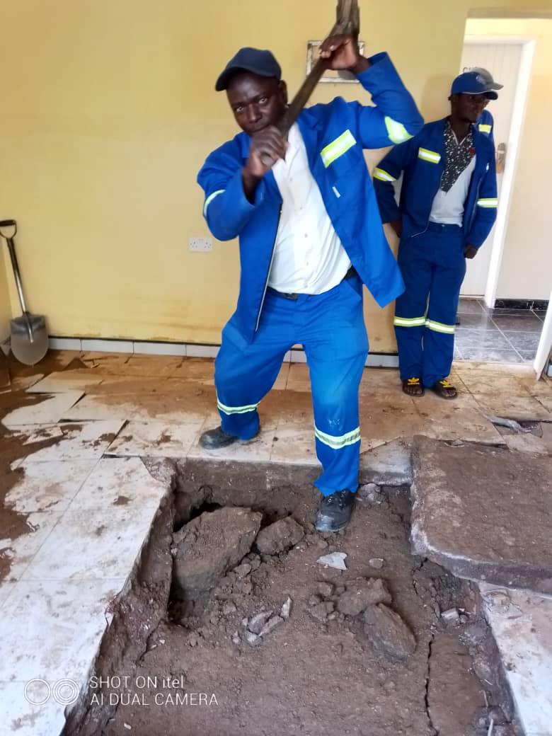 zinwawater's tweet image. ZINWA staff in Karoi digging inside a commercial building in the town to repair a burst pipe that supplies water to the town reservoirs. The property was built on top of the mainline. @Marjorimunyonga @basera_john @MoLAWRR_Zim @EngChivanga
