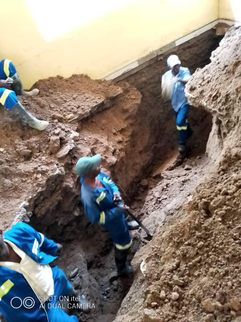 zinwawater's tweet image. ZINWA staff in Karoi digging inside a commercial building in the town to repair a burst pipe that supplies water to the town reservoirs. The property was built on top of the mainline. @Marjorimunyonga @basera_john @MoLAWRR_Zim @EngChivanga
