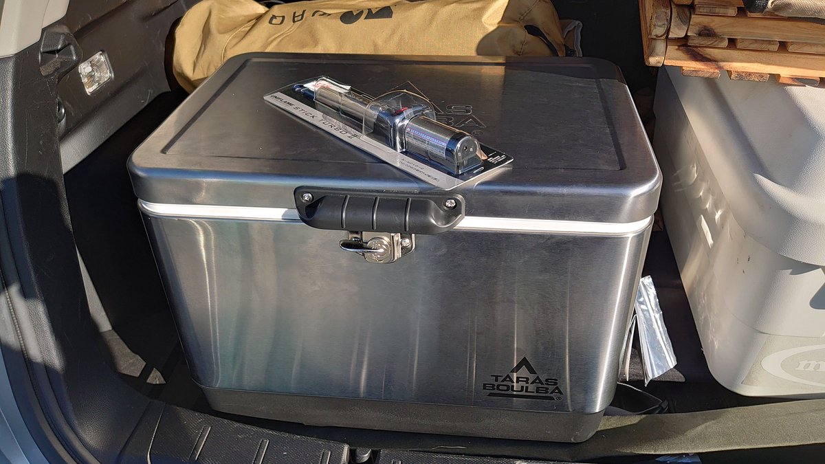 ゴック 買っちった タラスブルバ スチールクーラーボックスm これ欲しかった コールマンのスチールクーラー持ってるけどアレはソロにはデカすぎた ソロからデュオにちょうどいいサイズ感 ステッカーチューンし易いデザイン 保冷力そこそこ セール開始