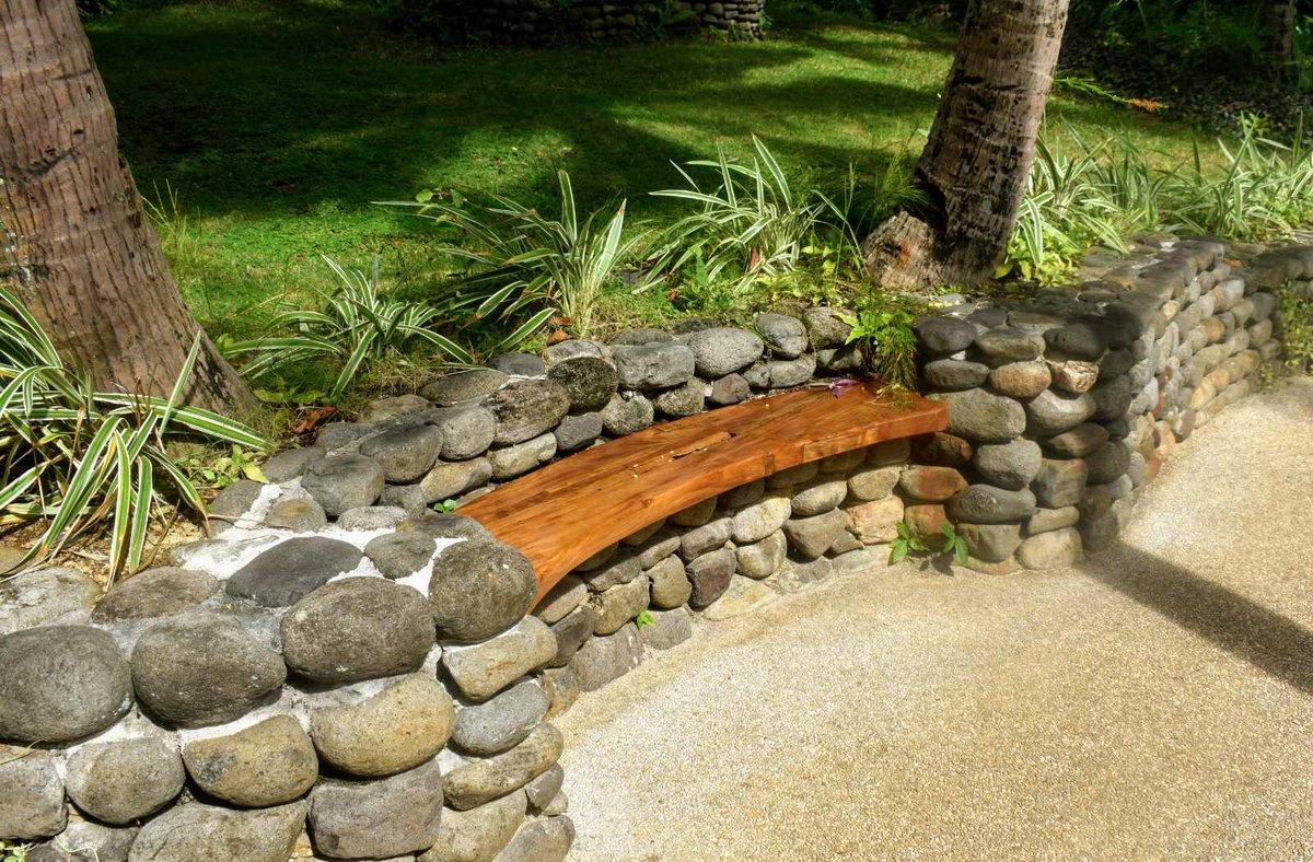 DreamYardTeam's tweet image. This really stands out. Integrating a wooden bench into a builder wall giving a strong contrast of texture and Color. 😍👍
#boulderwall #bench #landscapingideas #outdoorseating