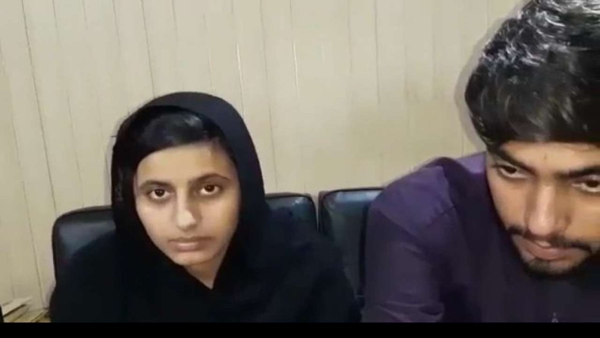 SikhDaily's tweet photo. Breaking Family of converted Sikh girl Jagjit Kaur wants to leave Pakistan; asks for passport 

Read more: https://t.co/A5Uf9NwCcA https://t.co/RvFFRbjoiC