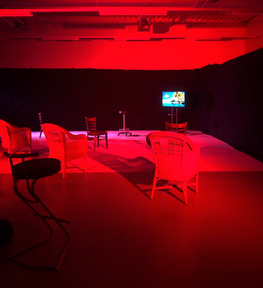 Erscheint in neuem Licht - #rot #studio  #fotostudio #großraumstudio #okoadd  #25picturesrsa #coronakonform #abstand