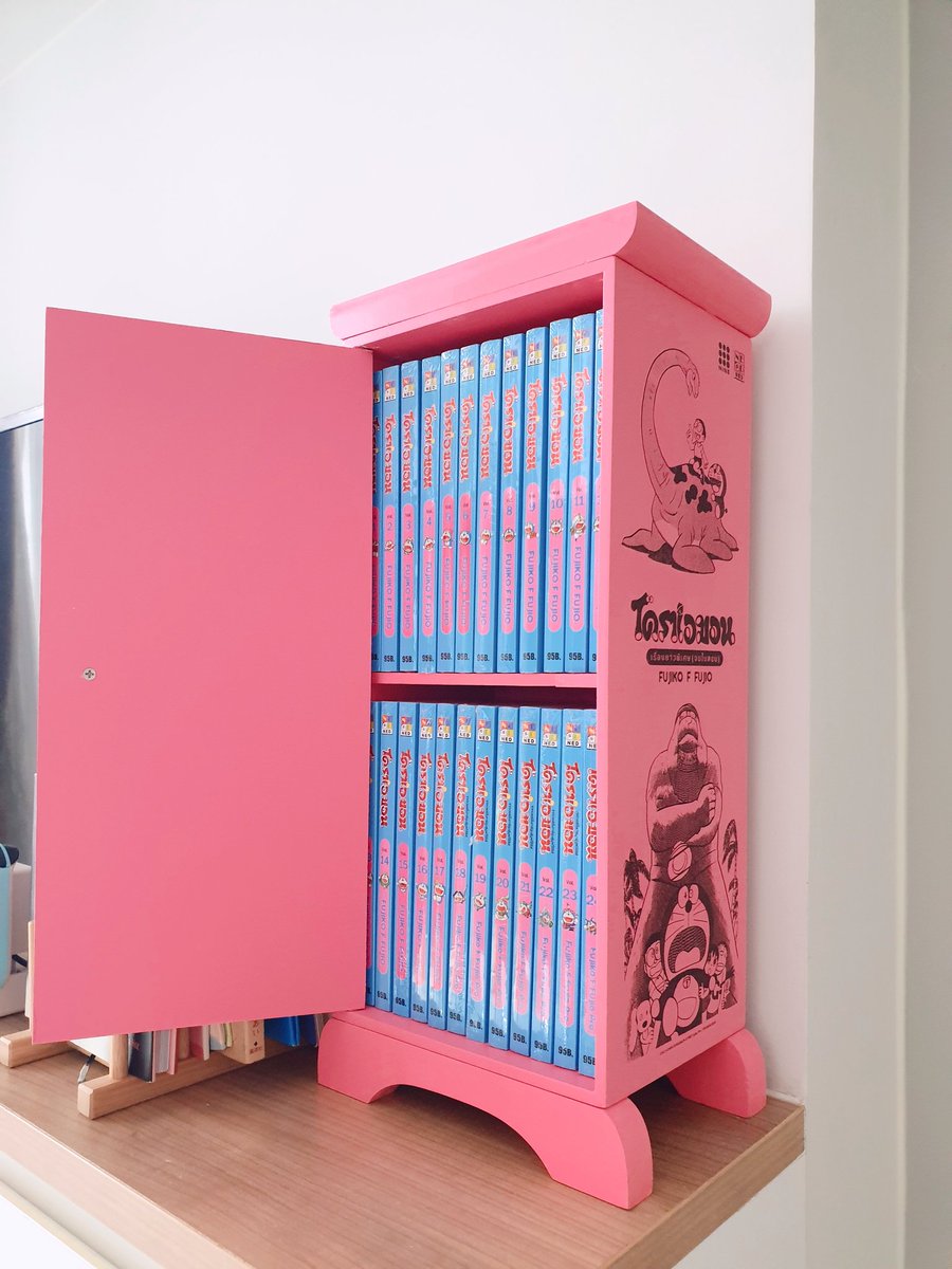 ได้ box set โดเรม่อนมาแล้วสวยมากกก เป็นไม้แบบงามๆเก็บหนังสือเป็นเซ็ตเลอค่ามาก ประตูไปที่ไหนก็ได้ ฮือ คิดไม่ผิดจริงๆที่ซื้อ box นี้สั่งตั้งแต่งานหนังสือเพิ่งมาถึง 😭💞💖💕 น่ารักๆๆๆ