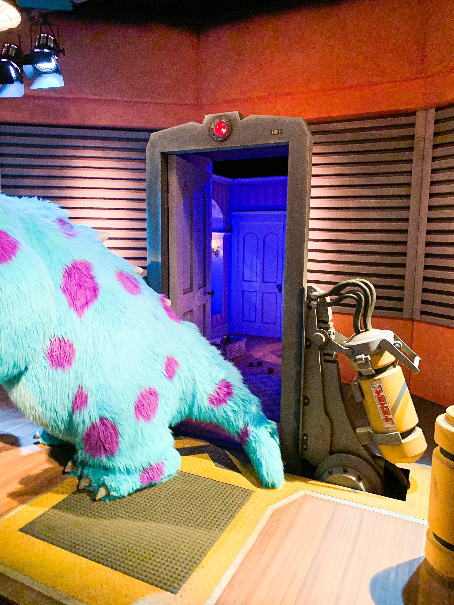 Emil 隠れwdi 僕のお気に入り モンスターズインクのライドの秘密です ブーの部屋では 床にwdi Walt Disney Imagineering と綴られた積み木が散らばっていて とても見つけづらいですが 楽しいディテールです In Boo S Room There Are Some