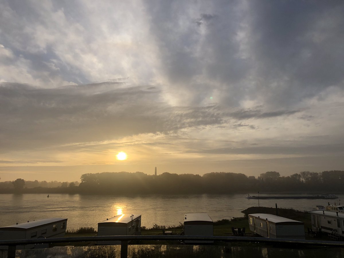 Heerlijk wakker worden aan de Waal. Fijn dat jullie genieten! <a href="/rivieractief/">Rivier Actief</a>