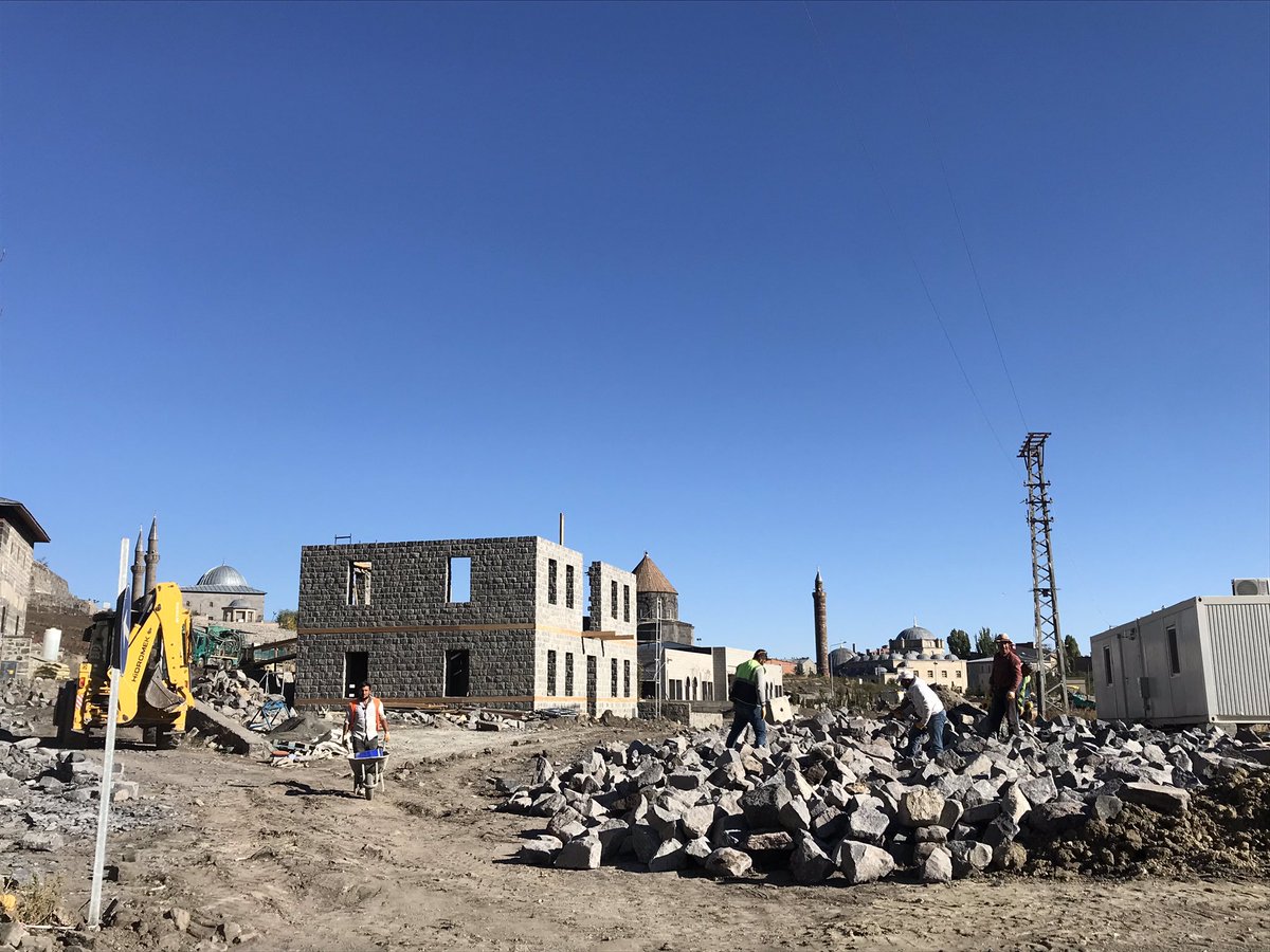 Kars ta bu gün hava çok güzel,yağlıboya tabla gibi idi.Bir kaç resim çekmek için Kars kalesinin eteklerine gittim.Ummallı bir çalışmaya tanık oldum.  Kars Valimiz sayın Türker ÖKSÜZ beye ve ekibine teşekkürü bir borç biliyorum.Kars a bir çivi çakanın kölesi olurum.Saygılarımla...